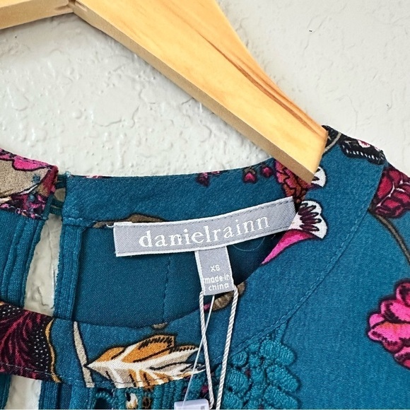 Quin Sleeveless Keyhole Crochet Blouse - Picture 11 of 11